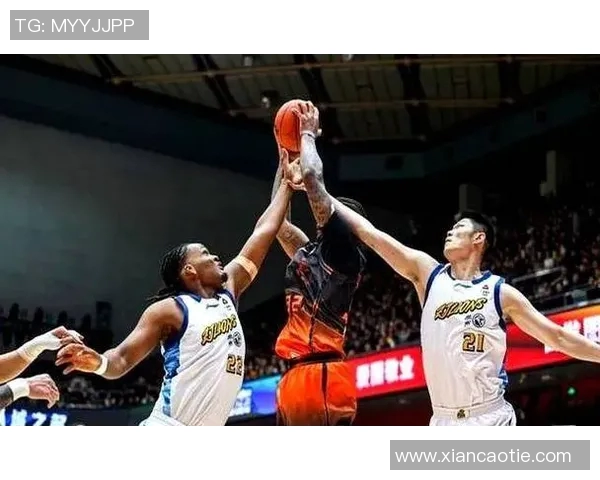 朱辰杰精彩抢断对手瞬间展现防守实力助力球队逆转局势